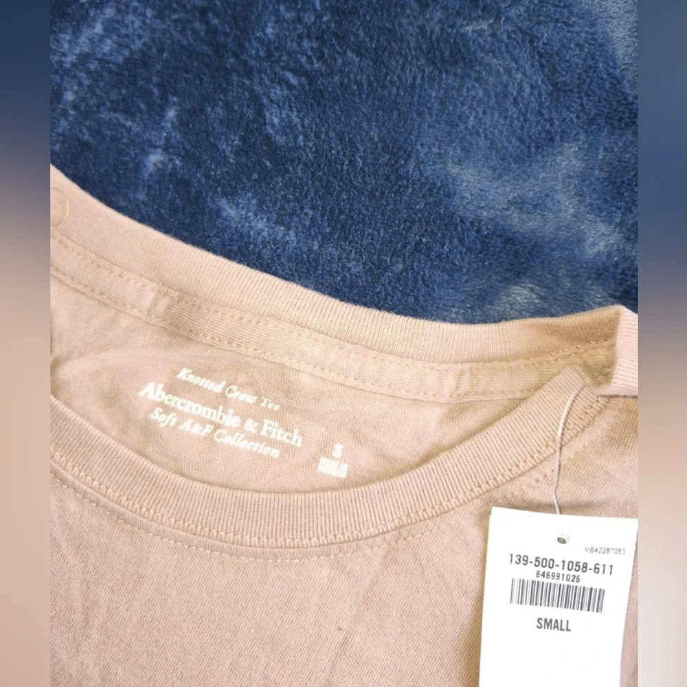 Abercrombie and Fitch Knotted Tee size Small NWT - Picture 2 of 3